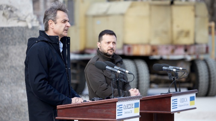 «Ανεύθυνη εξωτερική πολιτική από την κυβέρνηση Μητσοτάκη» λέει ο ΣΥΡΙΖΑ για τις ανακοινώσεις Ζελένσκι